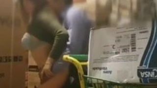 Начальник на складе перед скрытой камерой оттрахал молоденькую няшку стоя